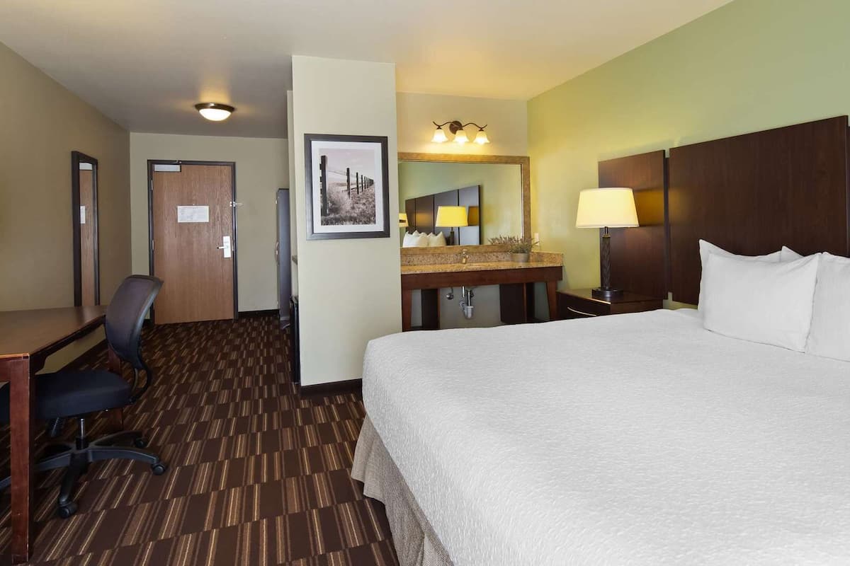 In-room safe, laptop workspace, blackout curtains, iron/ironing board