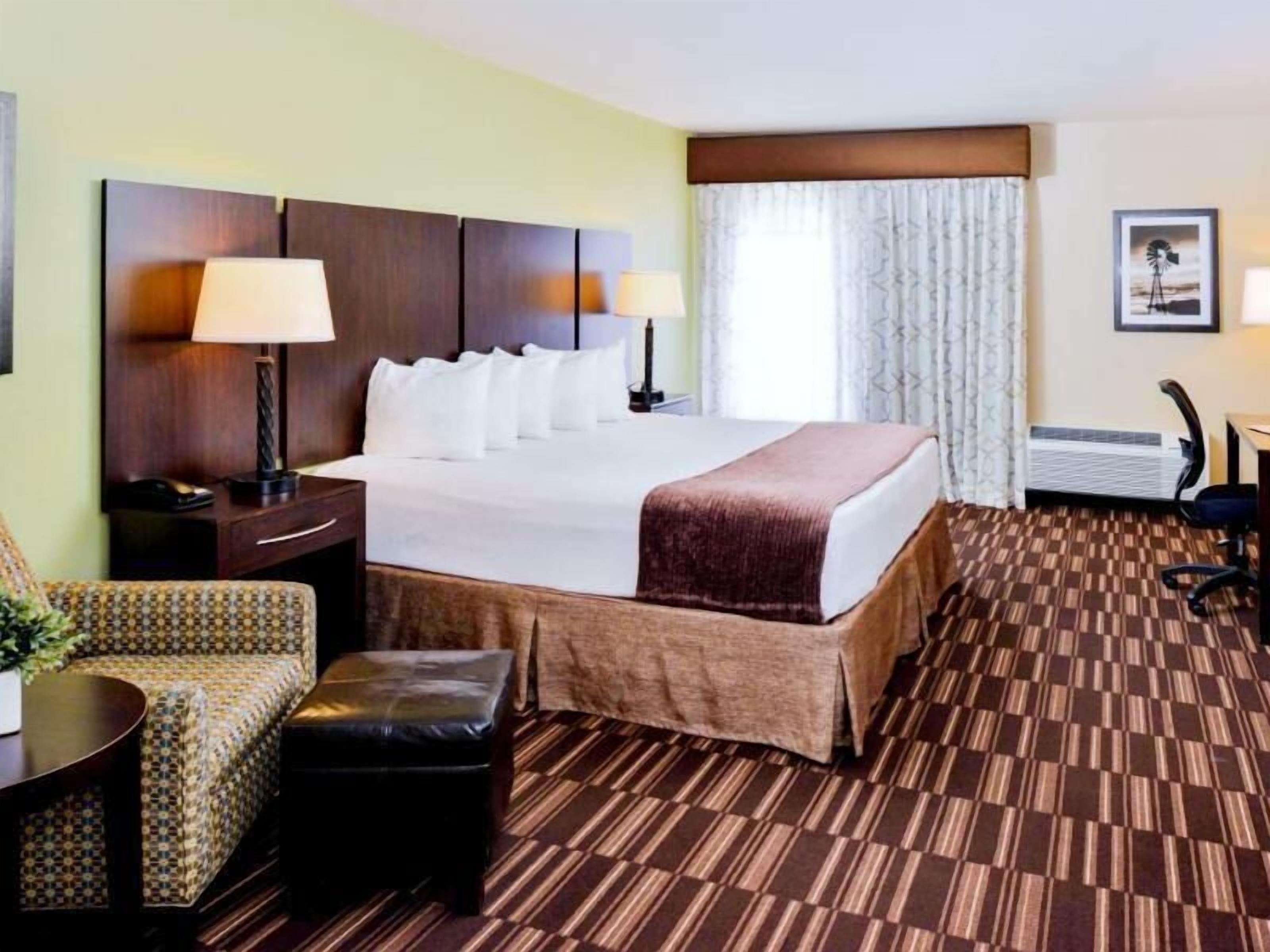 In-room safe, laptop workspace, blackout drapes, iron/ironing board