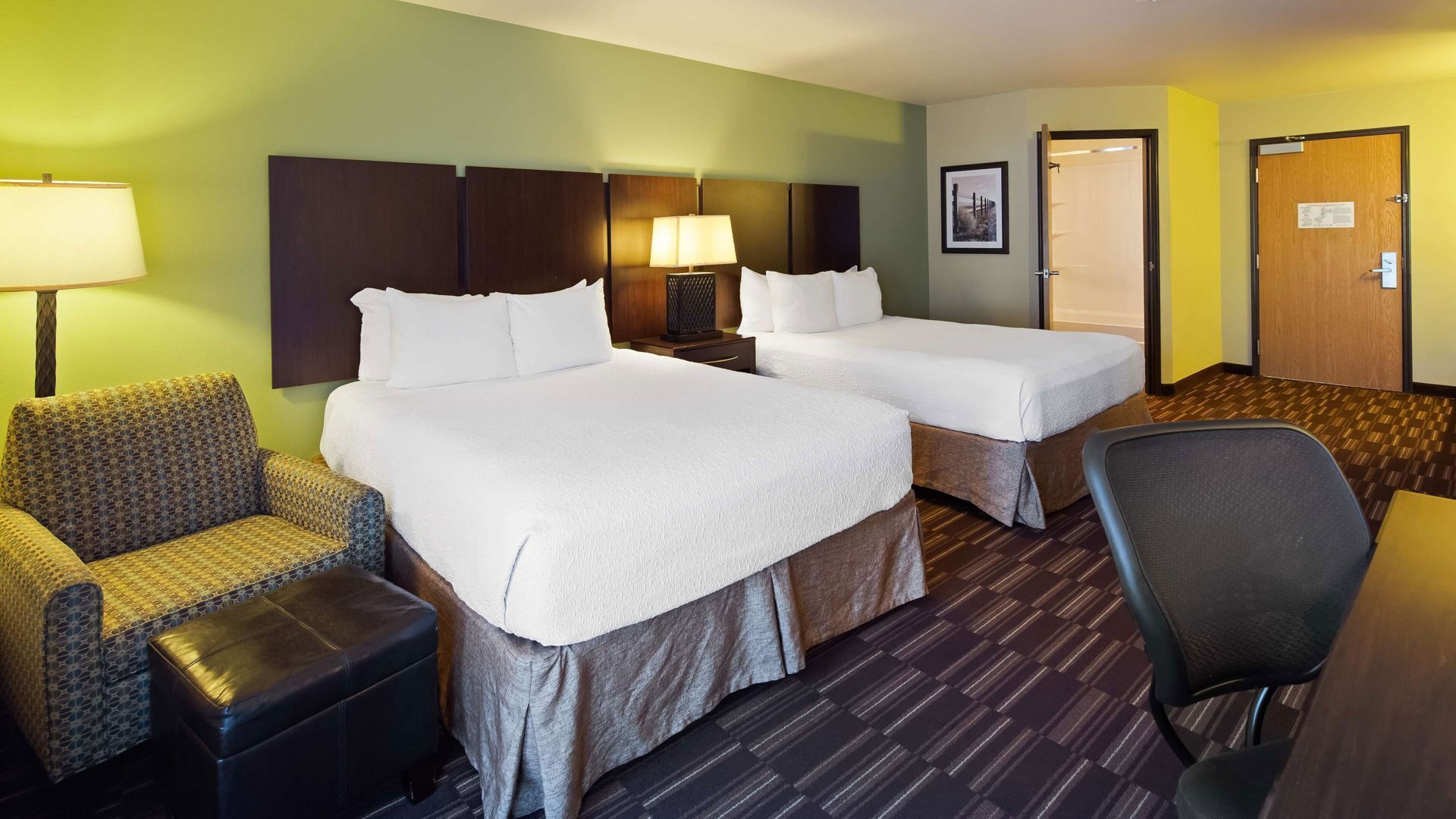 In-room safe, laptop workspace, blackout drapes, iron/ironing board