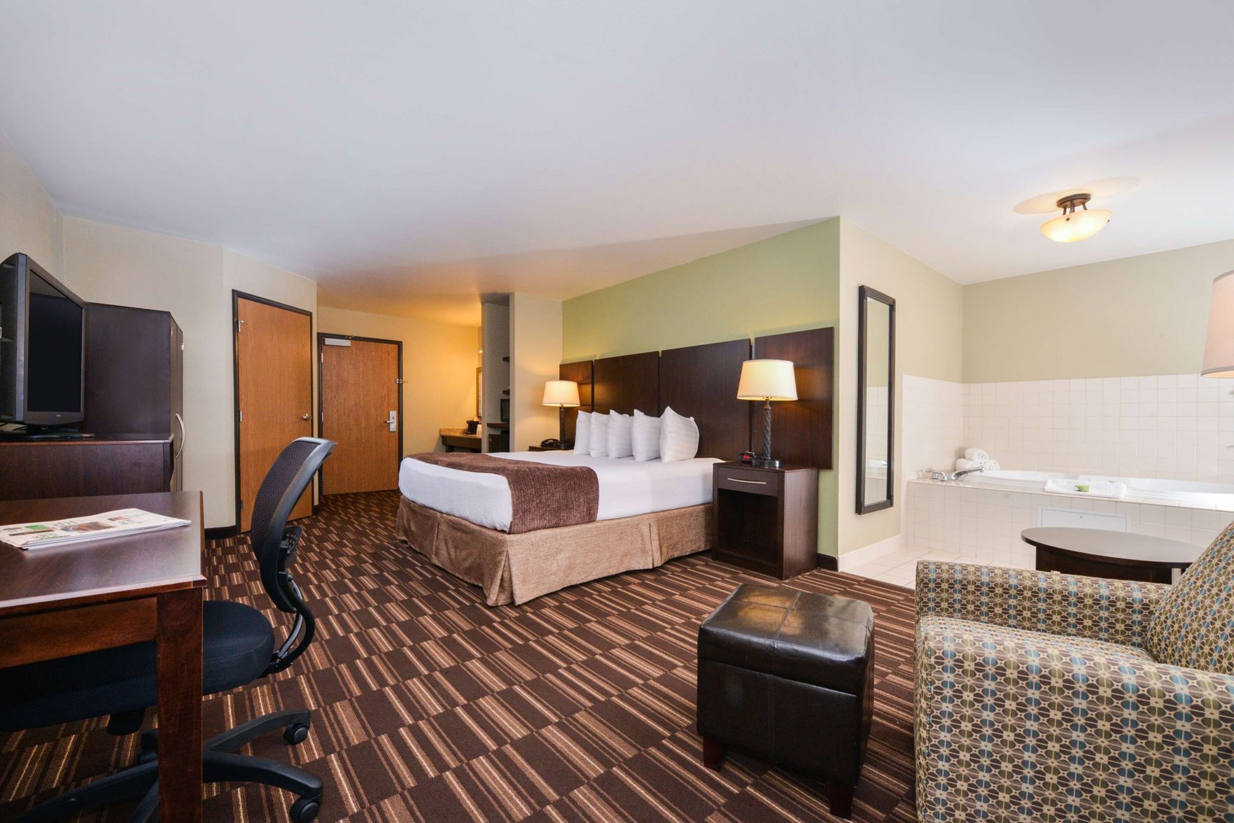 In-room safe, laptop workspace, blackout drapes, iron/ironing board