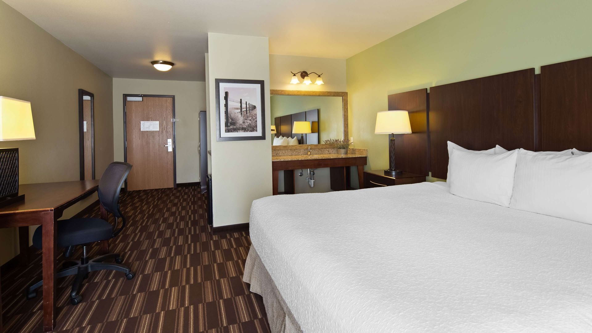 In-room safe, laptop workspace, blackout drapes, iron/ironing board