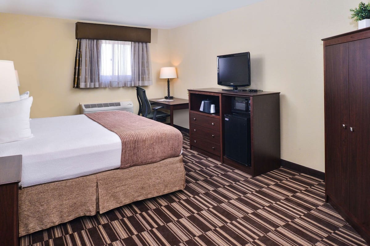 In-room safe, laptop workspace, blackout curtains, iron/ironing board