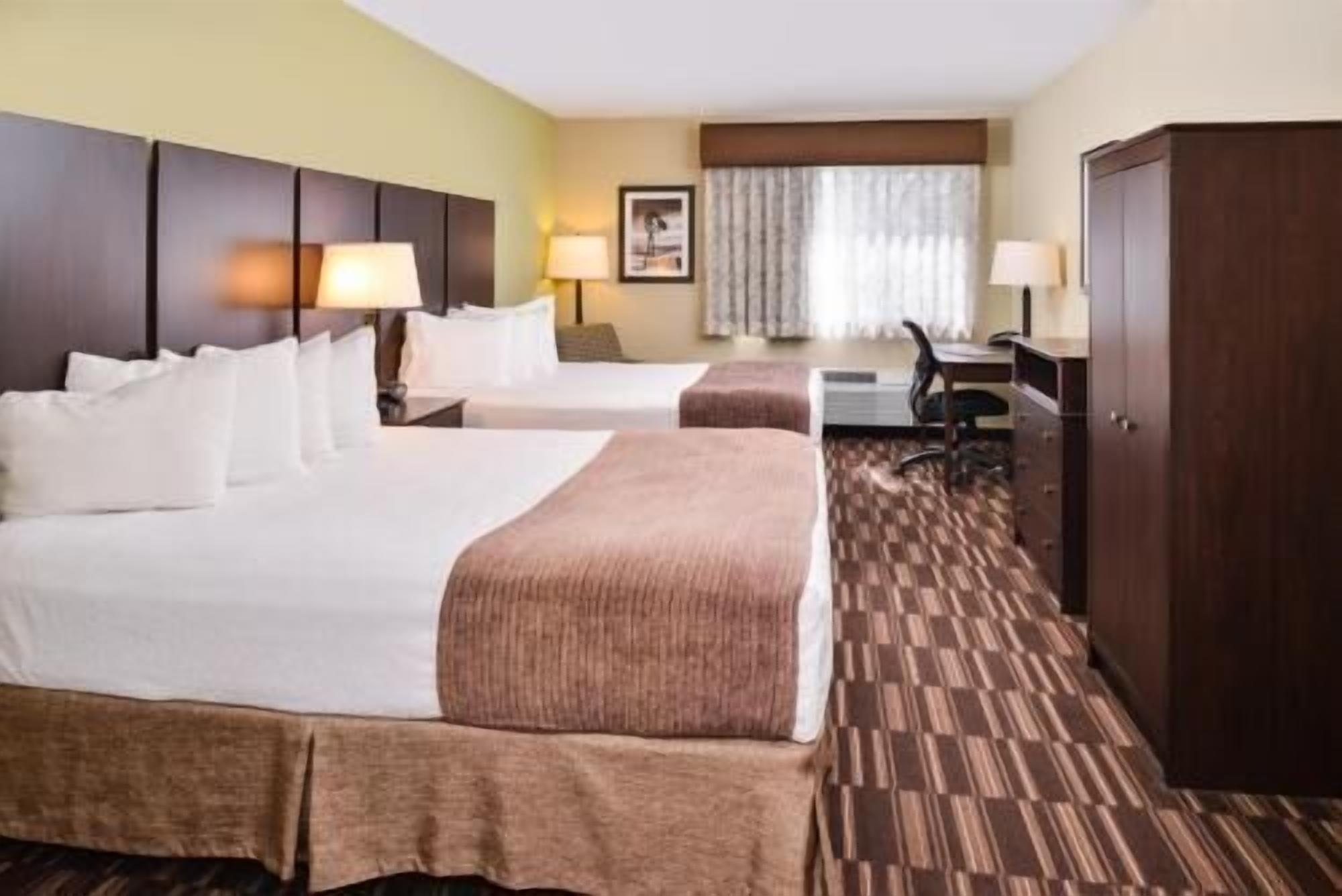 In-room safe, laptop workspace, blackout drapes, iron/ironing board