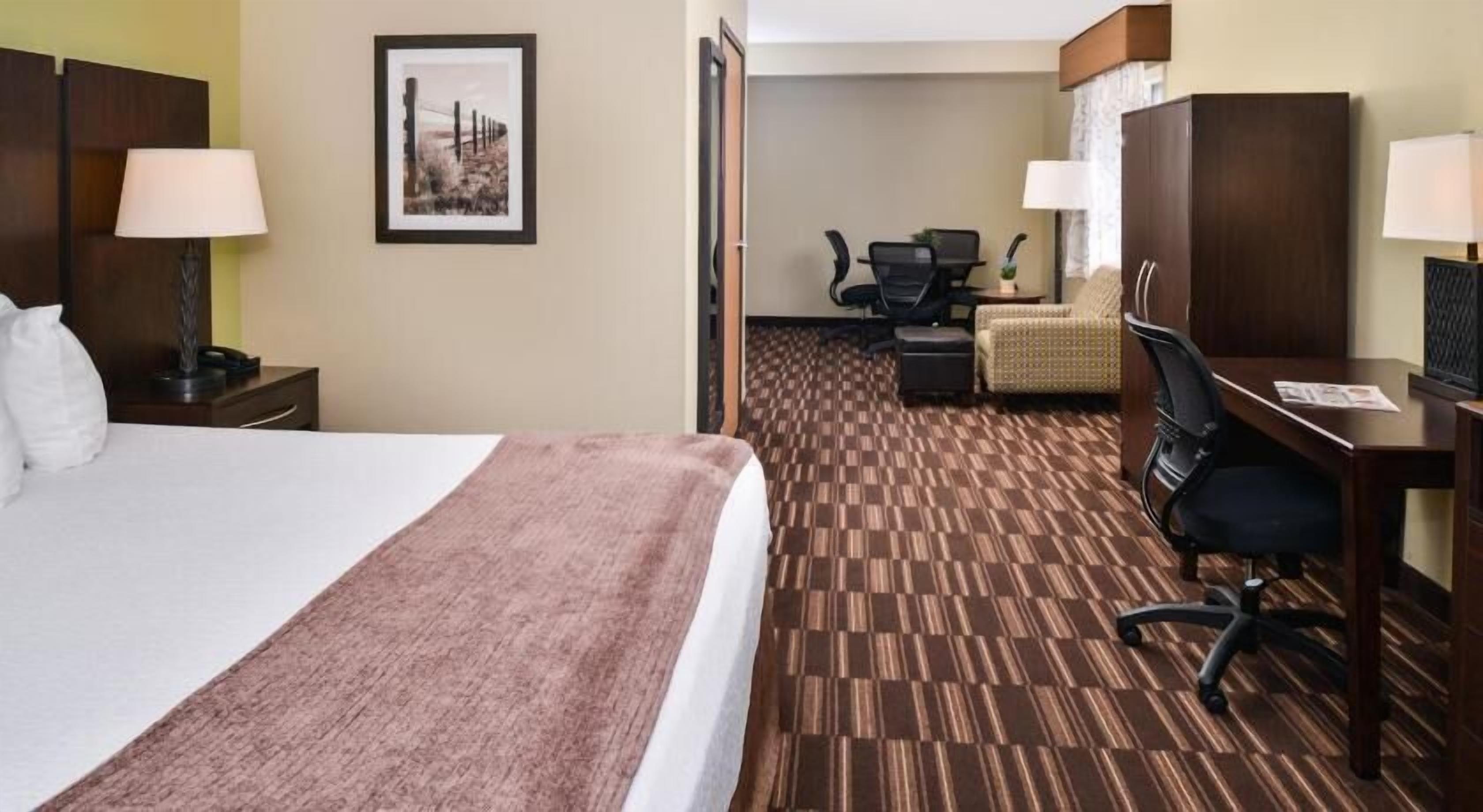 In-room safe, laptop workspace, blackout drapes, iron/ironing board