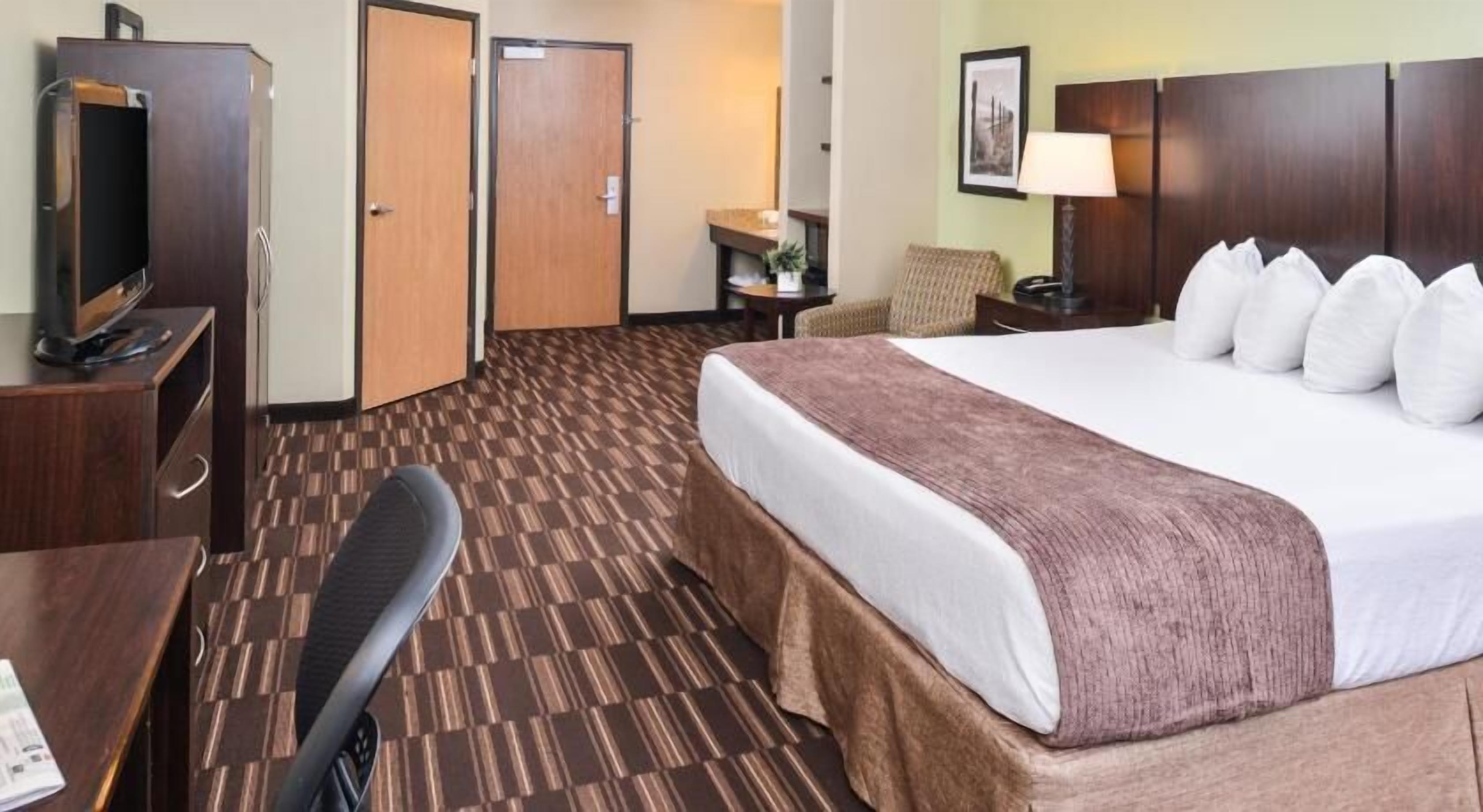 In-room safe, laptop workspace, blackout drapes, iron/ironing board