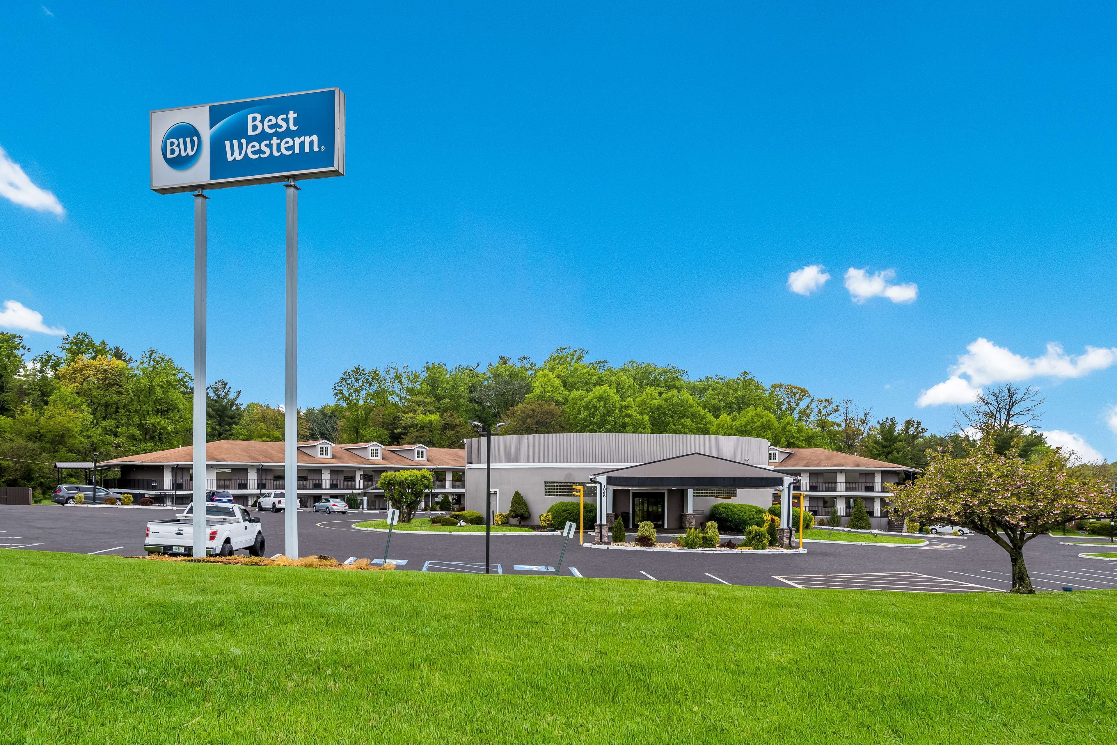 A Best Western hotel with a parking lot, a covered entrance, and a building with a flat roof.