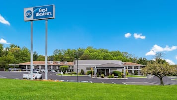 Un hotel Best Western amb un pàrquing, una entrada coberta i un edifici amb teulada plana.