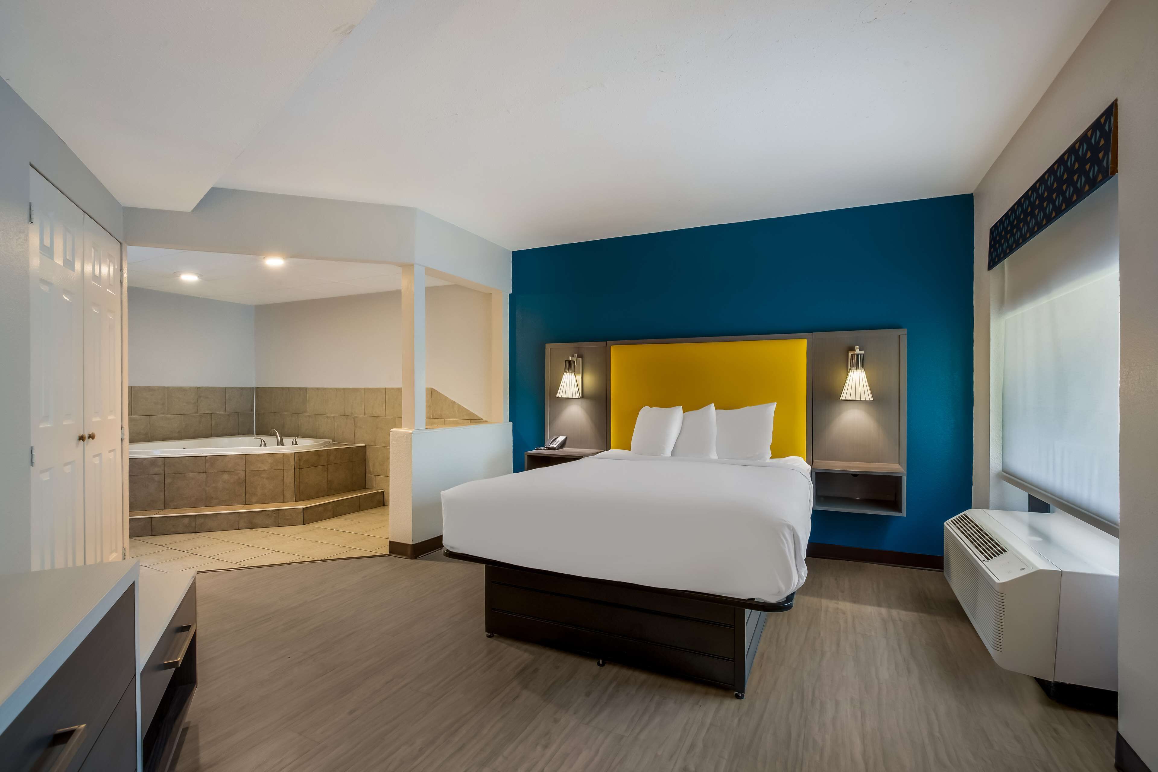 Standard Room, 1 Queen Bed, Non Smoking, Jetted Tub | Desk, iron/ironing board, free wired internet, bed sheets