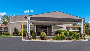 A modern hotel with a covered entrance, a parking lot, and well-maintained landscaping. - Best Western Bordentown Inn (Bordentown)