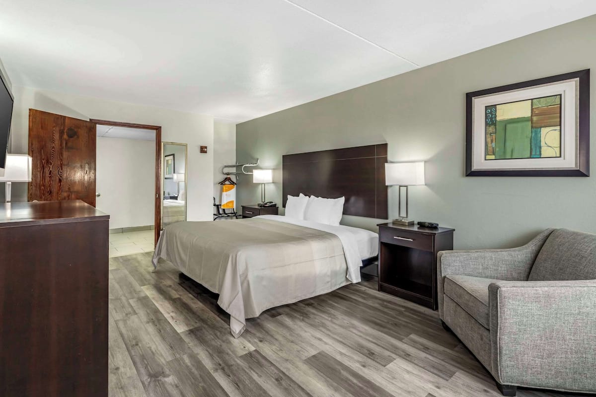 Desk, iron/ironing board, rollaway beds, free WiFi