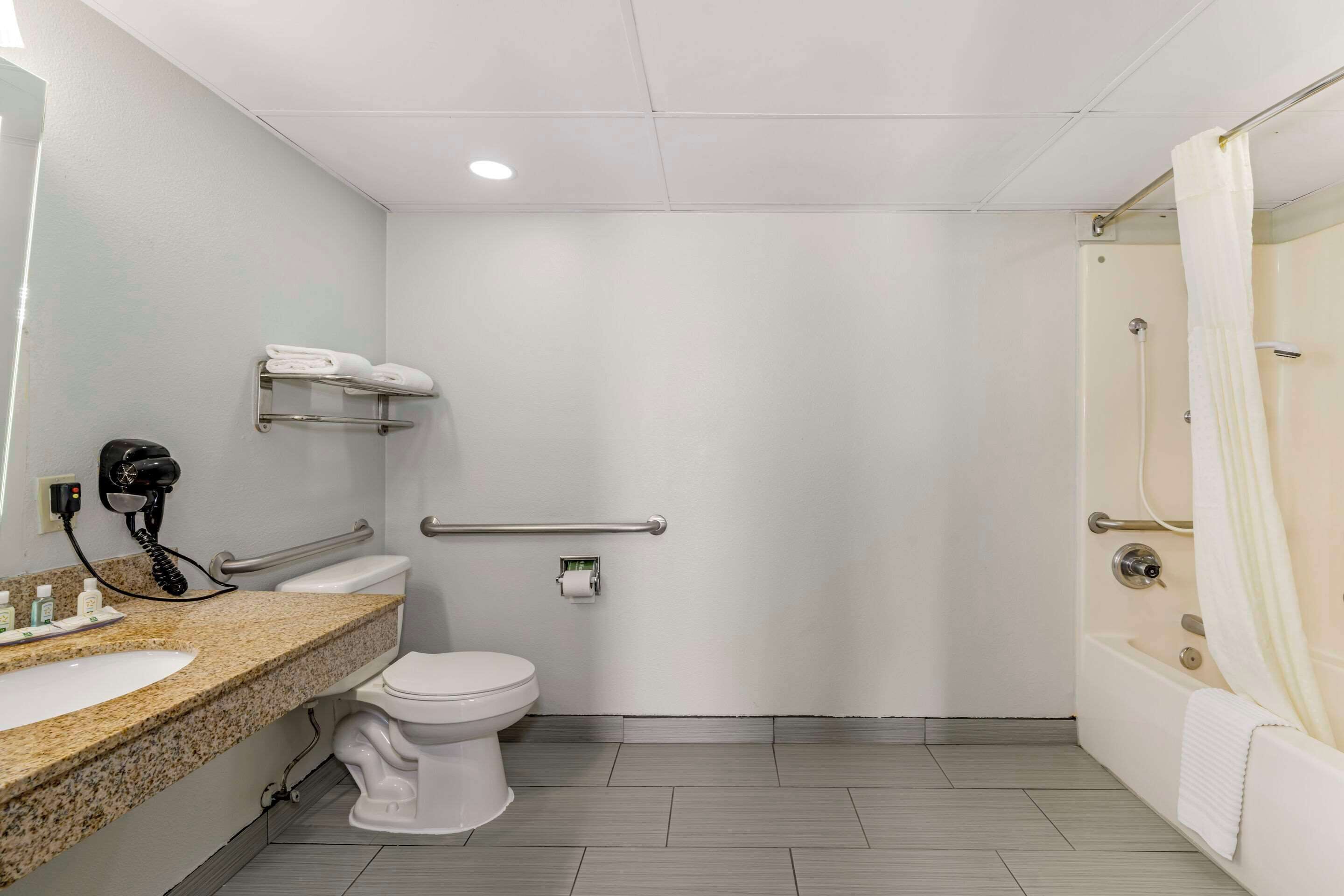 Un baño con lavamanos, inodoro y ducha.