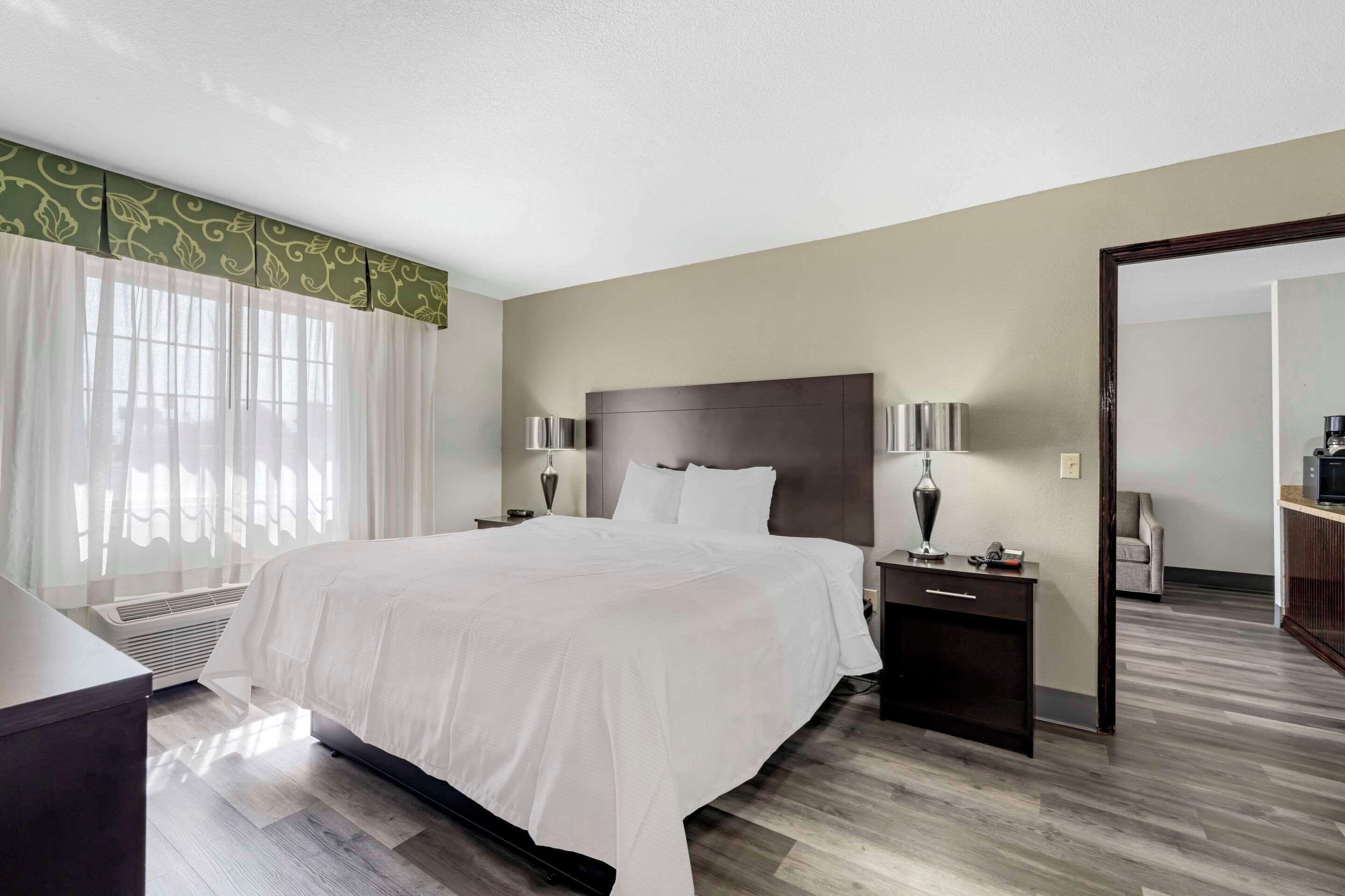 Bureau, fer et planche à repasser, lits pliants/supplémentaires