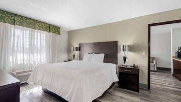 Bureau, fer et planche à repasser, lits pliants/supplémentaires