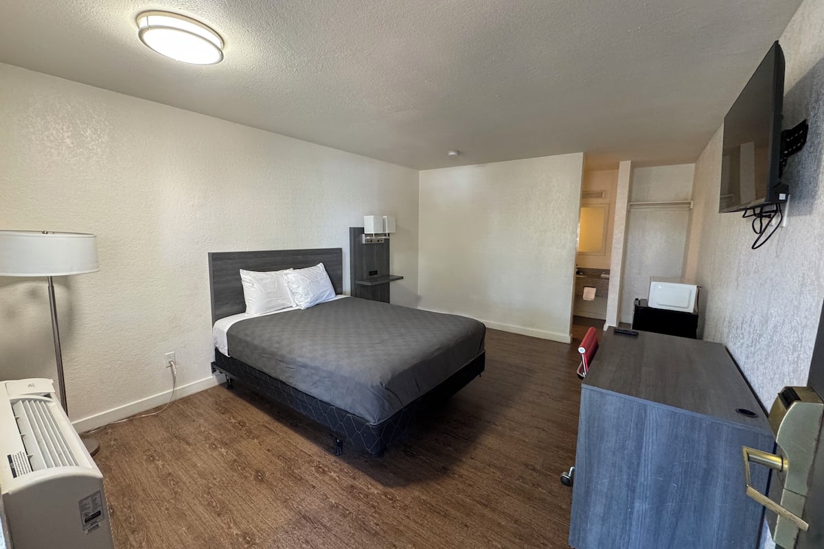 Basic Room, 1 Queen Bed | Desk, laptop workspace, iron/ironing board, free WiFi
