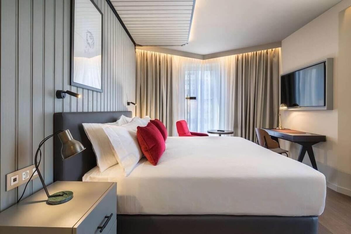 Minibar, két bảo mật tại phòng, bàn, bàn ủi/dụng cụ ủi quần áo 