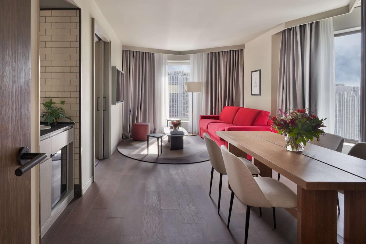 Suite, 1 Bedroom, City View | Minibar, két bảo mật tại phòng, bàn, bàn ủi/dụng cụ ủi quần áo 