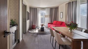 Suite, 1 Bedroom, City View | Een minibar, een kluis op de kamer, een bureau