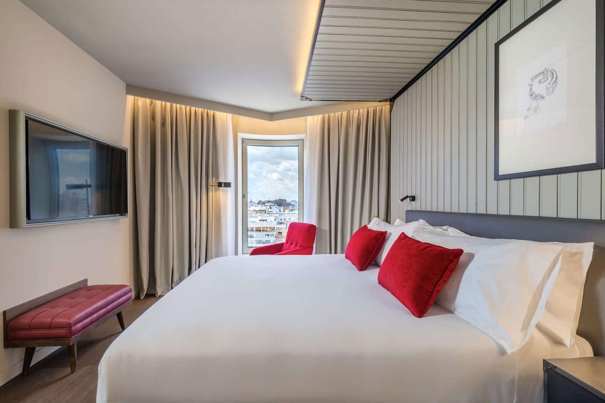 Minibar, in-room safe, desk, iron/ironing board