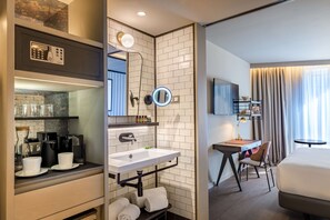 Minibar, in-room safe, desk, iron/ironing board