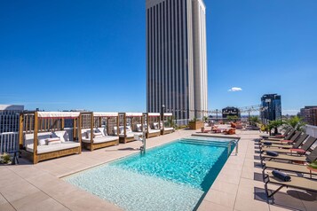 Piscine extérieure en saison, chaises longues