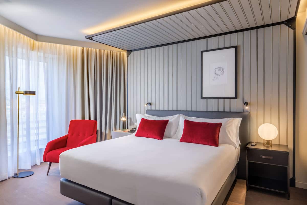 Minibar, két bảo mật tại phòng, bàn, bàn ủi/dụng cụ ủi quần áo 