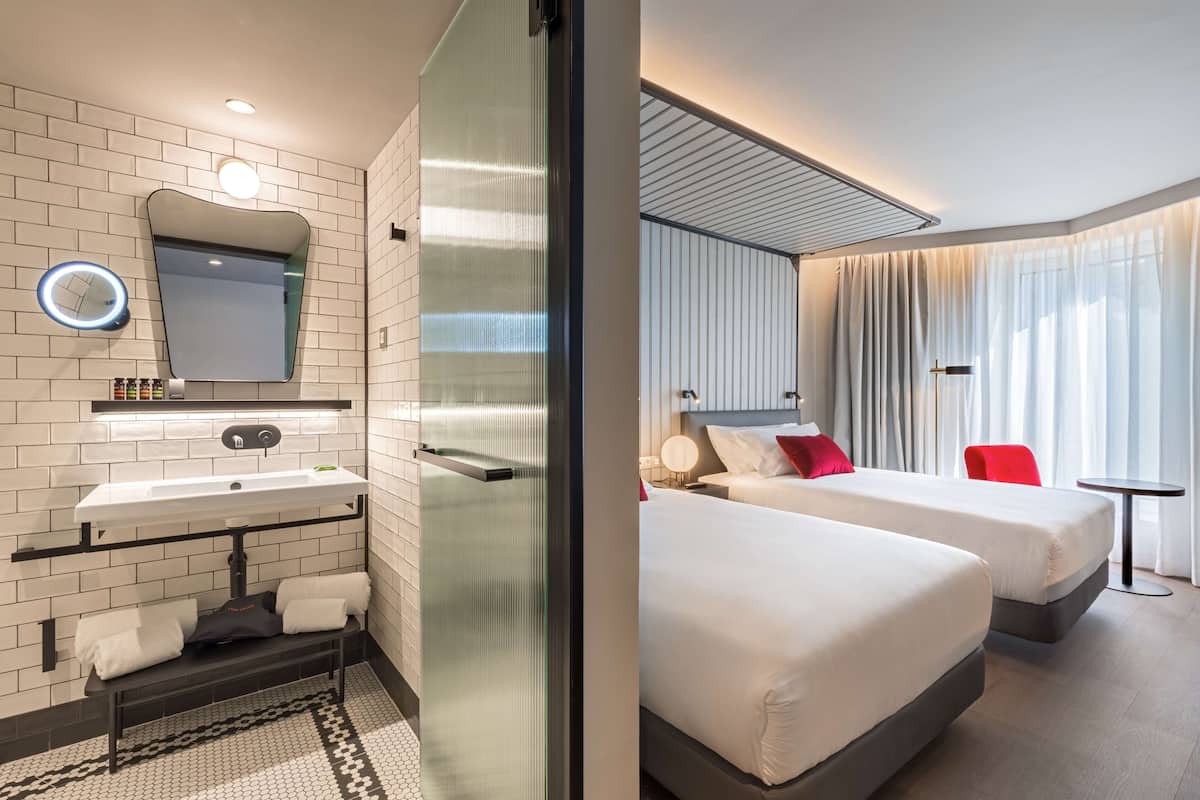 Minibar, két bảo mật tại phòng, bàn, bàn ủi/dụng cụ ủi quần áo 