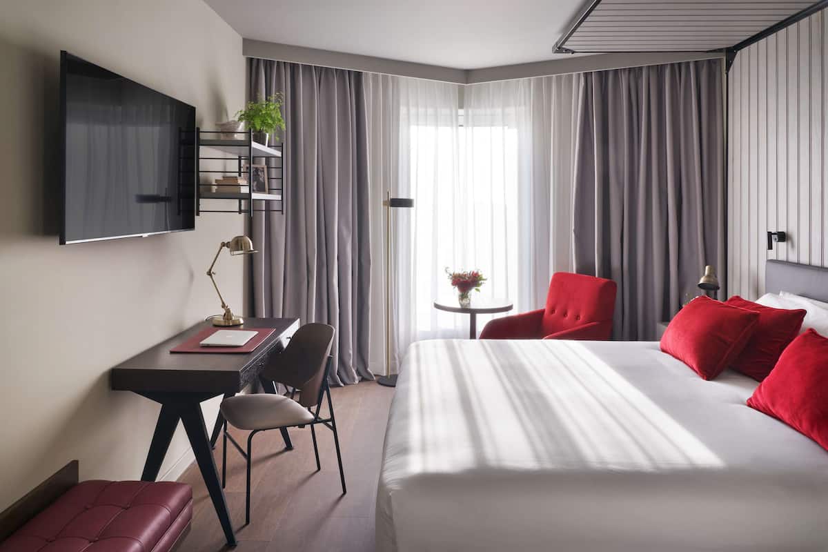 Phòng, 1 giường cỡ king | Minibar, két bảo mật tại phòng, bàn, bàn ủi/dụng cụ ủi quần áo 