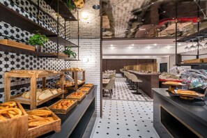 Desayuno buffet todos los días (EUR 25 por persona) 