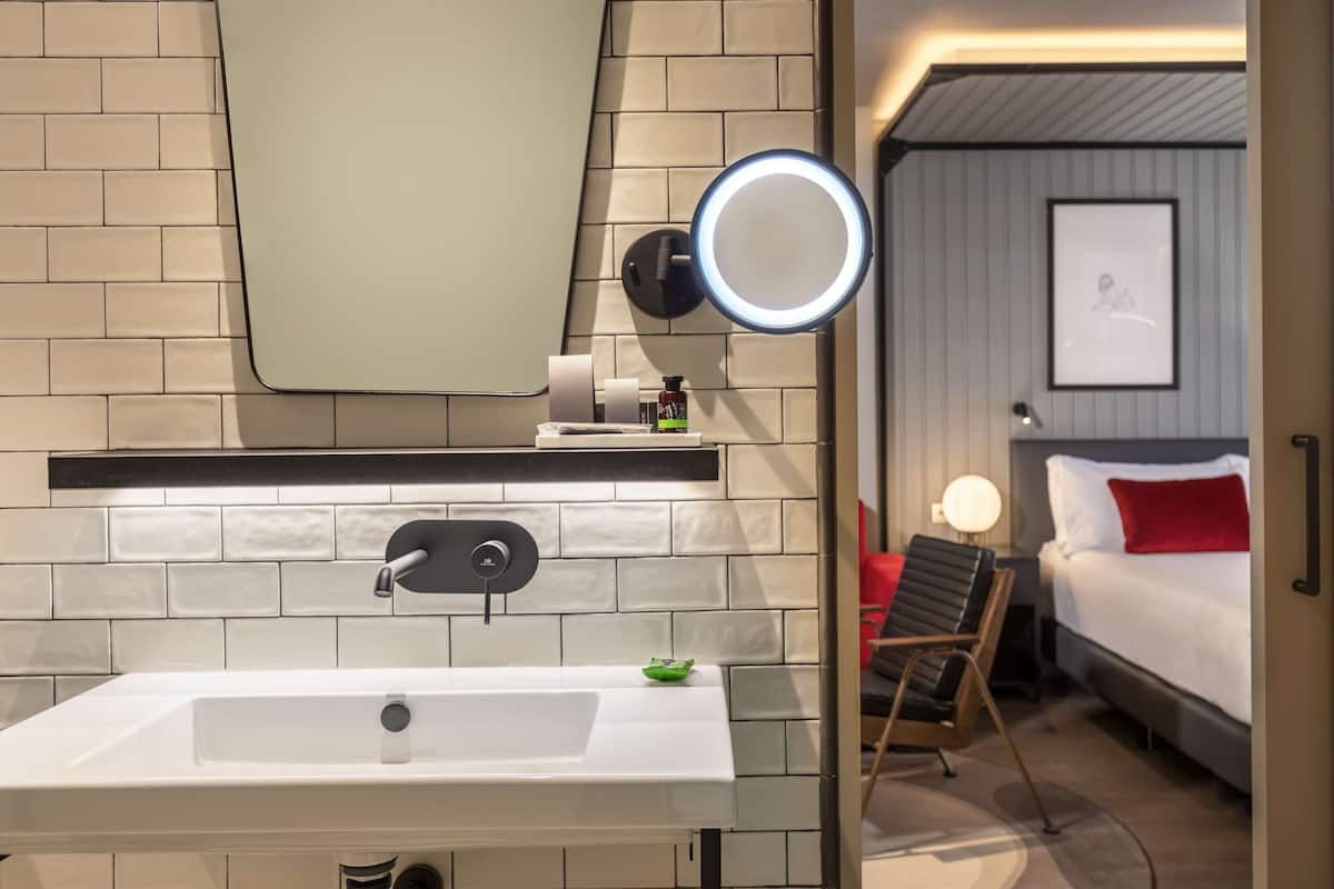 Phòng Suite Junior, 1 giường cỡ king | Minibar, két bảo mật tại phòng, bàn, bàn ủi/dụng cụ ủi quần áo 
