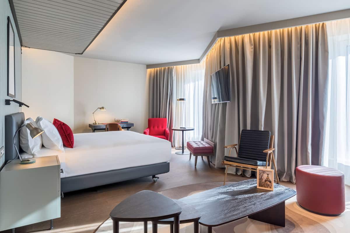 Suite Junior Premium, 1 King Bed | Minibar, két bảo mật tại phòng, bàn, bàn ủi/dụng cụ ủi quần áo 