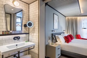 Dusche, umweltfreundliche Kosmetikartikel, Haartrockner, Bidet