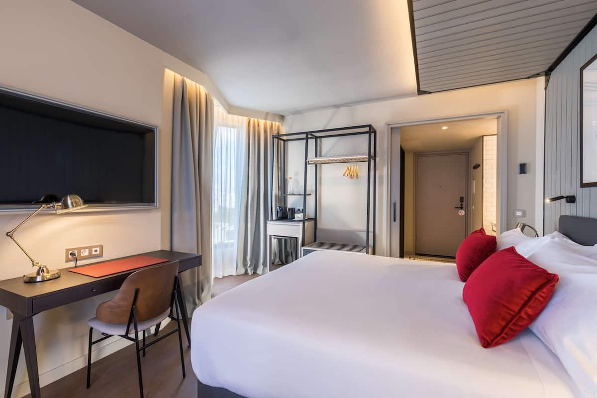 Minibar, két bảo mật tại phòng, bàn, bàn ủi/dụng cụ ủi quần áo 