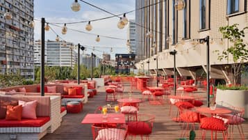 2 restaurantes; se sirve desayuno, almuerzo y cena; cocina española