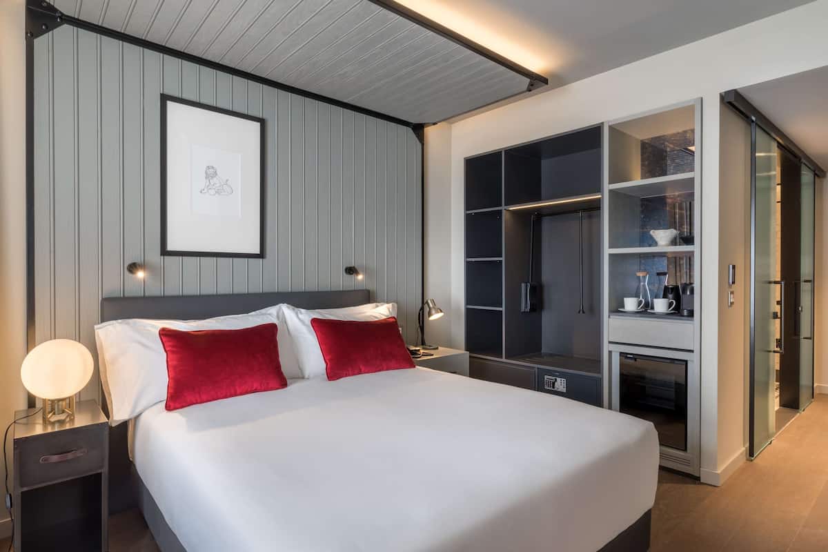 Phòng, 1 giường cỡ queen, phù hợp cho người khuyết tật | Minibar, két bảo mật tại phòng, bàn, bàn ủi/dụng cụ ủi quần áo 