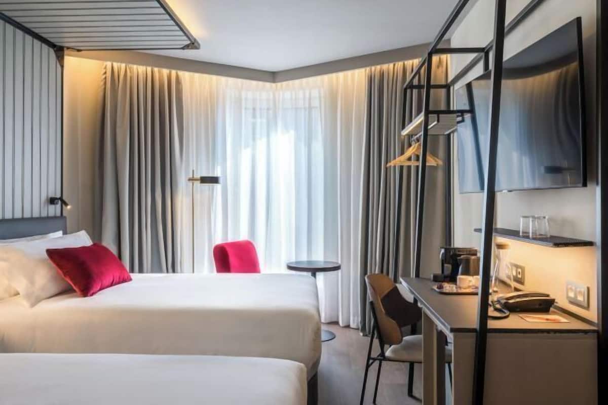 Minibar, in-room safe, desk, iron/ironing board