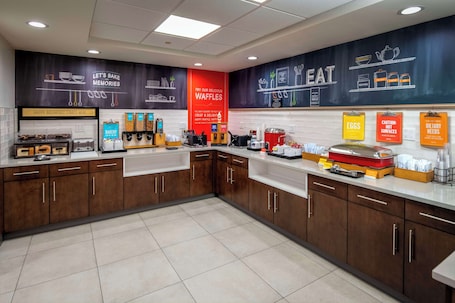 Desayuno continental gratuito y diario. Hampton Inn Long Island / Commack