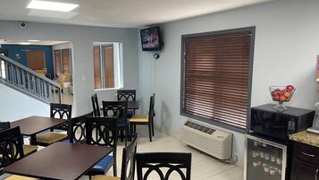 Café da manhã para viagem grátis todos os dias