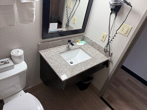 Bañera, bañera profunda y artículos de higiene personal gratuitos