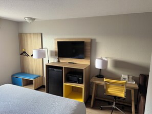 Room, 1 King Bed, Accessible, Non Smoking (Mobility, Bathtub w/ Grab Bars)
