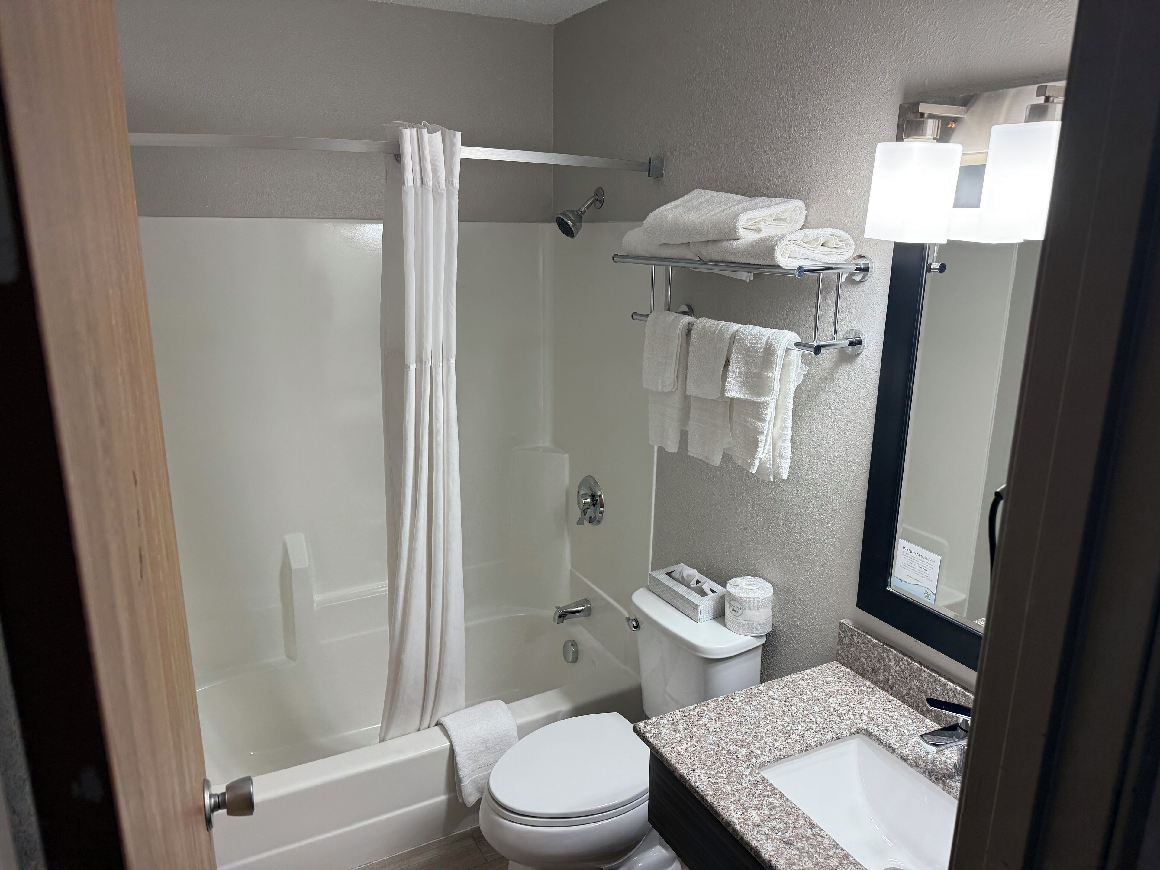 Baignoire, baignoire profonde, articles de toilette (gratuits)