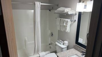 Baignoire, baignoire profonde, articles de toilette (gratuits)