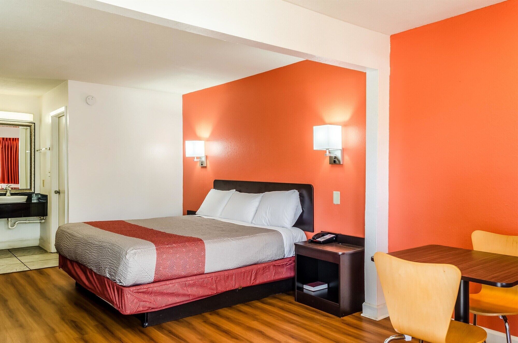 Wifi gratis, ropa de cama y despertador 