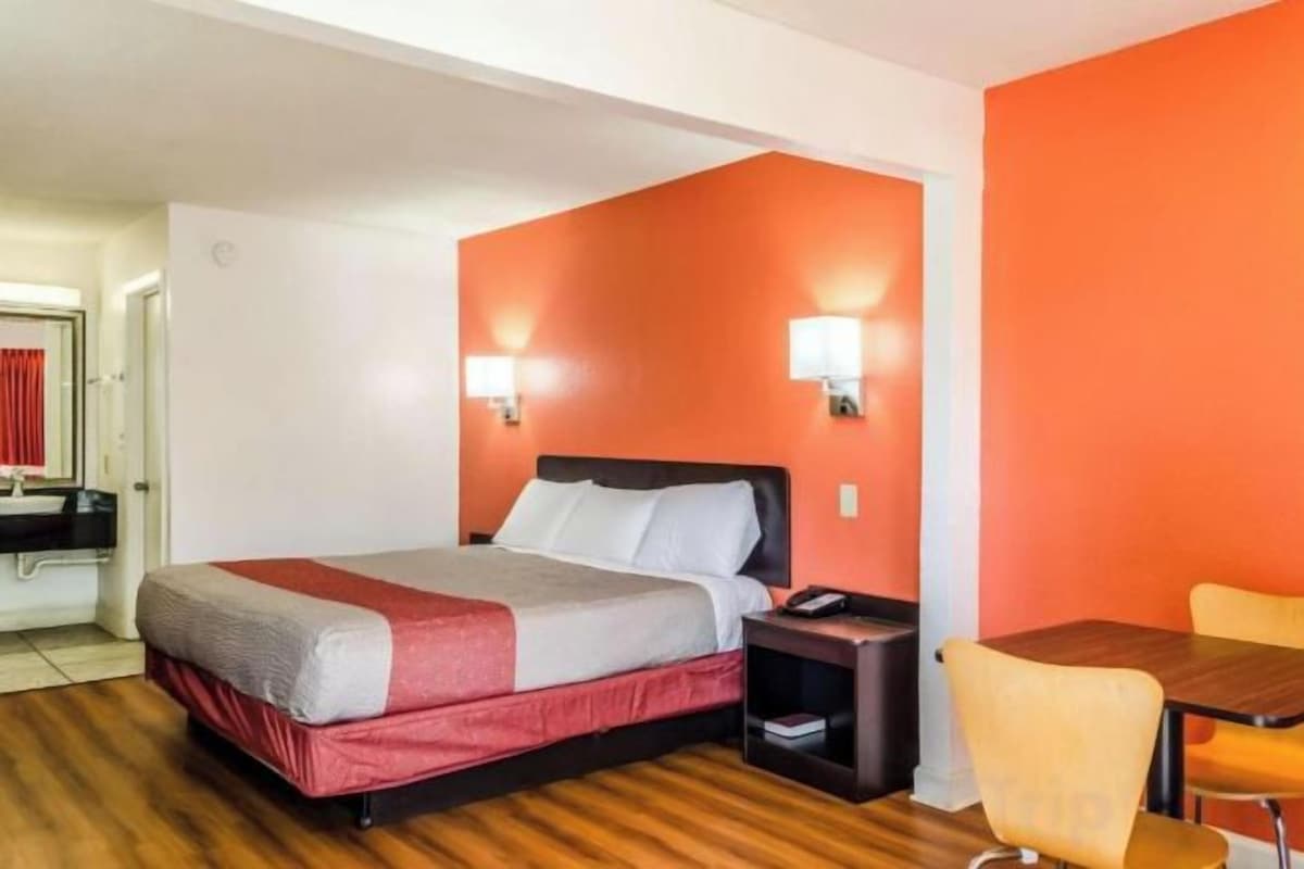Free WiFi, alarm clocks, bed sheets