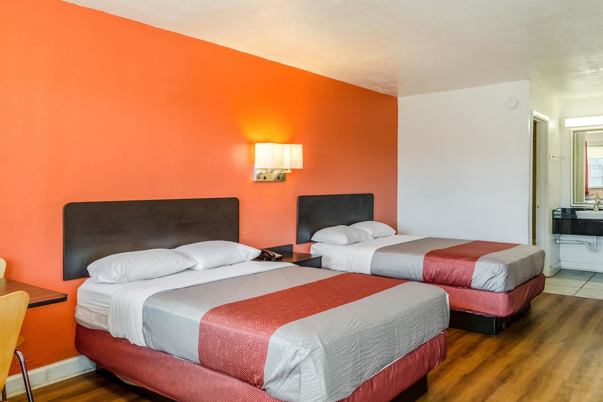 Wifi gratis, ropa de cama y despertador