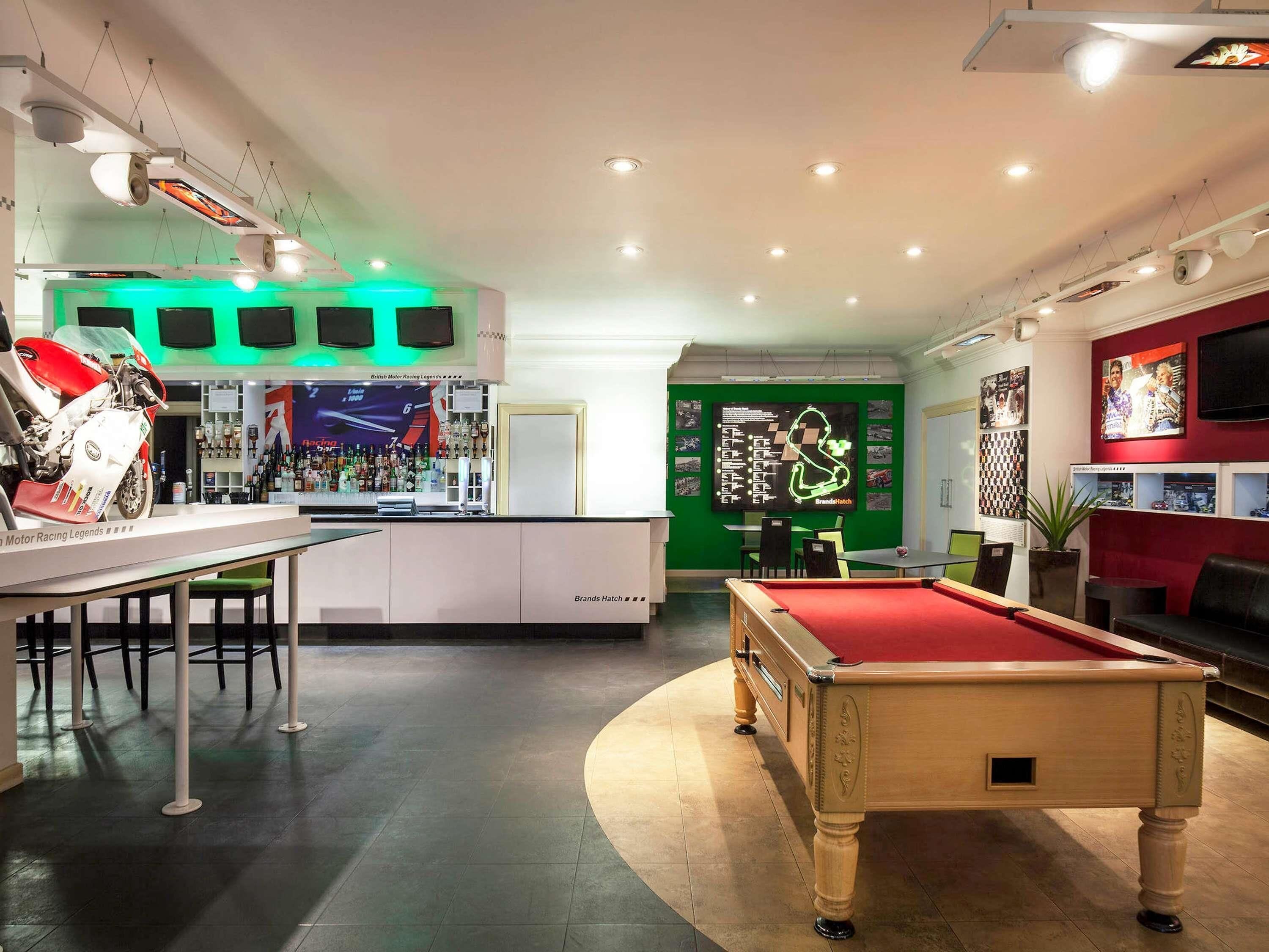 3 bars/lounges