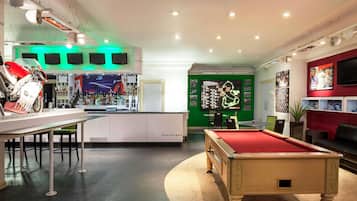 3 bars/lounges