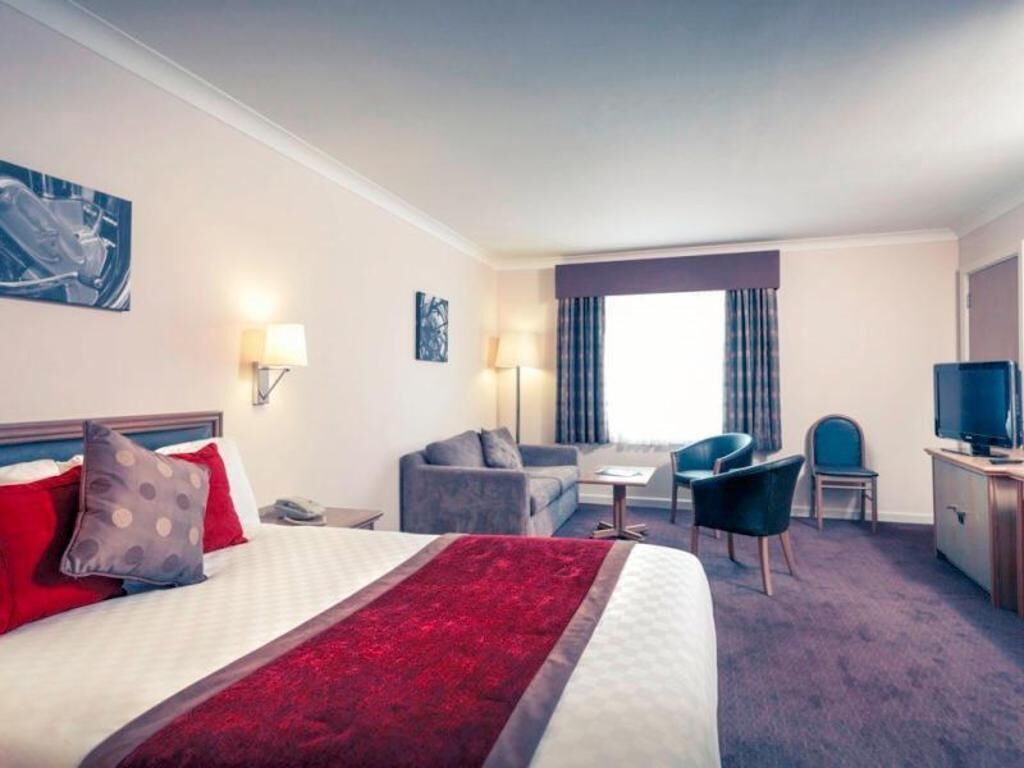 Värdeförvaringsskåp på rummet, skrivbord och ljudisolering