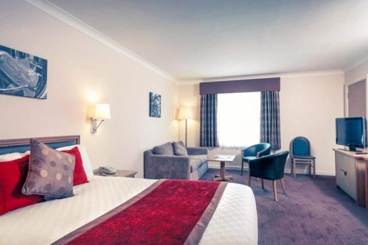 In-room safe, desk, soundproofing, iron/ironing board