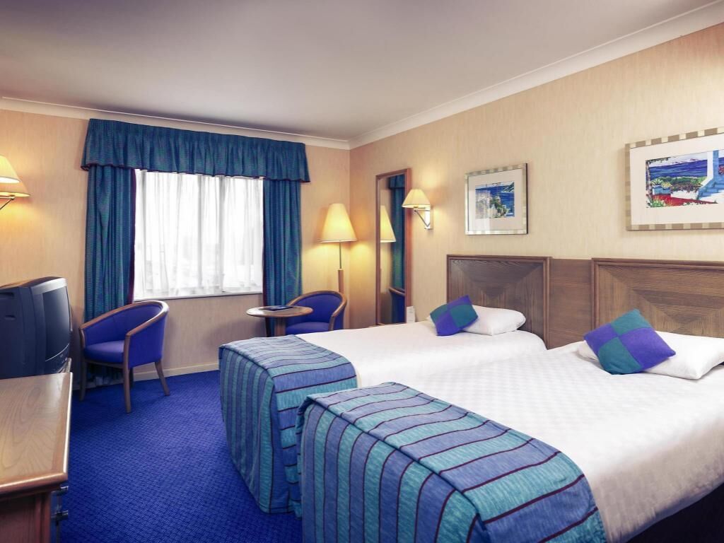 Värdeförvaringsskåp på rummet, skrivbord och ljudisolering