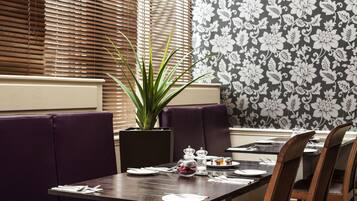 Dagelijks continentaal ontbijt (GBP 10.00 per persoon)